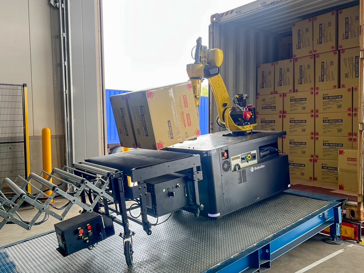 コンテナから荷降ろしするRockyOne（リリース前）